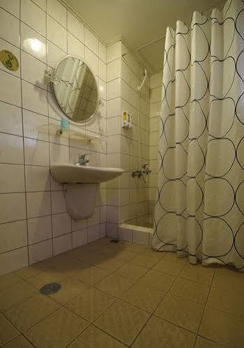 Royal Hotel Манонг Екстериор снимка